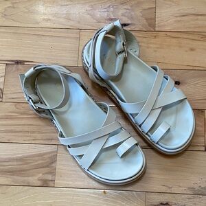 ALOHAS buckle up sandal sz 40